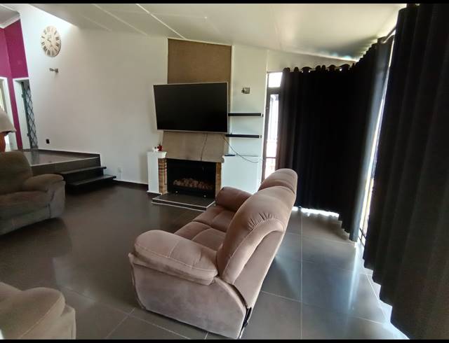3 BEDROOM HOUSE FOR SALE IN SOUTH CREST